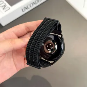 Detailansicht des schwarzen, atmungsaktiven Nylon-Uhrenarmbands mit strapazierfähiger Webstruktur.
