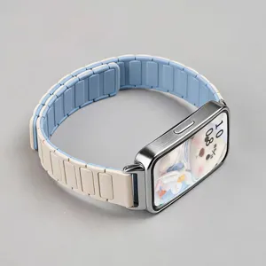 Detailansicht des Silikon Magnetarmbands mit drei Perlen und robustem Metallgehäuse und Textur.