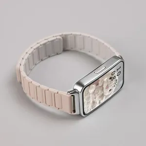 Nahaufnahme des rosa Silikon Magnetarmbands mit Dreiperlen Textur für Uhren, glatte Oberfläche.