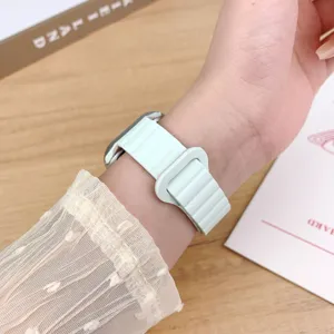 Detailansicht des eleganten hellgrünen Silikon-Magnet-Uhrenarmbands, komfortabel und stilvoll.
