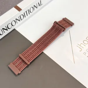 Braunes gewebtes Nylon-Uhrenarmband Detail zeigt feine Textur und langlebige Schliesse.