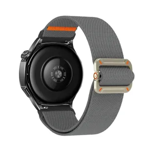 Gedetailleerd overzicht van de elastische nylon horlogeband met metalen gesp en oranje stiksels.