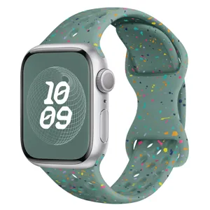 Vue détaillée du bracelet de montre en silicone vert moucheté avec des trous respirants.