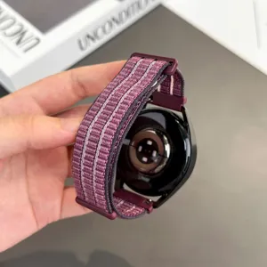 Detailansicht des lila Nylon Gewebe Uhrenarmbands mit Sensorstruktur und weicher atmungsaktiver Textur