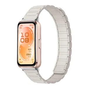 Detailansicht des Silikon-Magnet-Uhrenarmbands mit Roségoldgehäuse und digitalem Zifferblatt.