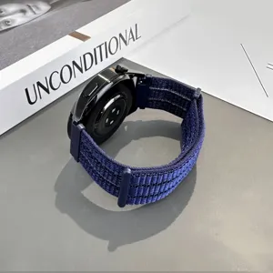 Detailansicht des dunkelblauen, gewebten Nylon-Ersatzarmbands passend für Smartwatches.