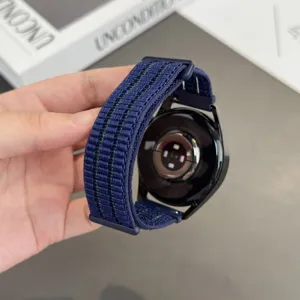 Detailansicht des dunkelblauen geflochtenen Nylon Ersatzarmbands für Smartwatch, atmungsaktiv.