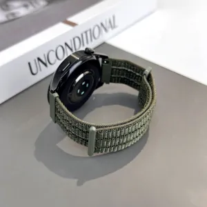 Olivgrünes gewobenes Nylon-Uhrenarmband kompatibel mit Huawei Watch GT Runner2 Smartwatch.