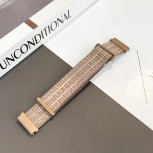 Atmungsaktives gewebtes Nylon-Smartwatch-Armband in Khakibraun, Detailaufnahme der Textur.