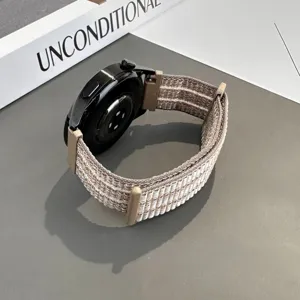 Detailaufnahme des gewebten Nylon-Uhrenarmbands in Beige, atmungsaktives Design mit Adaptern.