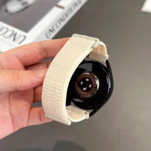 Detailansicht des atmungsaktiven Nylon-Uhrenarmbands, kompatibel mit Huawei, in Beige.