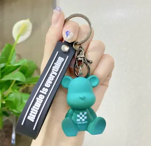 Detailansicht des Harz Bär Schlüsselanhängers, süßer Cartoon Taschenanhänger mit Textband.