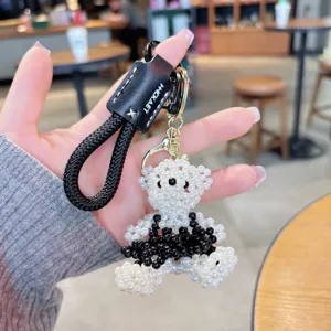 Perlen Bär Schlüsselanhänger mit geflochtenem PU Lederband und goldener Metall Schnalle.
