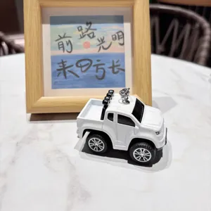 Detailaufnahme vom Mini-Legierungs-Pickup-Schlüsselanhänger, süßes Cartoon-Auto-Modellanhänger.