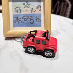Mini Metall Geländewagen Schlüsselanhänger rotes Spielzeug Auto Modell Taschenanhänger.