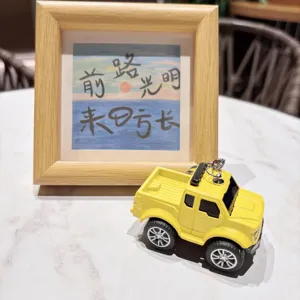 Nahaufnahme des gelben Legierung Pick-up Truck Schlüsselanhänger Spielzeugs mit Ring.
