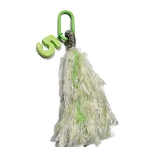 Portachiavi con nappina verde numero 5 grazioso accessorio soffice per borsa.