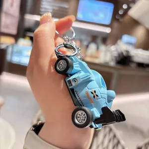 Primo piano dettagliato del portachiavi con modellino di auto da corsa blu e adesivi.