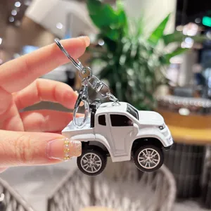 Schöner weißer Pickup Truck Schlüsselanhänger, kreatives Metall Spielzeug Auto für Taschen.