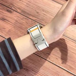 Υφασμάτινο λουράκι νάιλον για Apple Watch με μεταλλική αγκράφα και ανακλαστικές ρίγες.