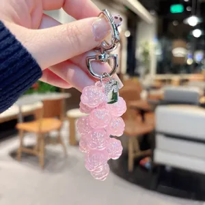 Gedetailleerde close-up van de roze acryl roos cluster tas charm en sleutelhanger.