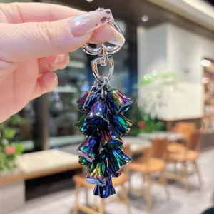 Portachiavi con ciondolo in metallo mughetto iridescente, accessorio borsa elegante.
