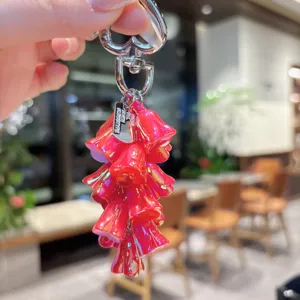 Colorato portachiavi mughetto ciondolo per borsa, elegante accessorio in metallo per ogni stile.