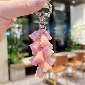 Simpatico portachiavi mughetto rosa iridescente, ciondolo borsa brillante e accessorio elegante.