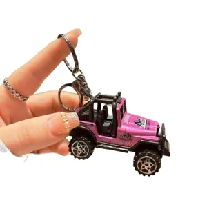 Portachiavi auto fuoristrada in lega rosa, simpatico ciondolo borsa veicolo metallo
