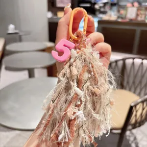 Portachiavi con nappa soffice e numero, simpatico accessorio per borsa in peluche DIY.