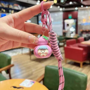 Niedlicher Harz kleiner Kürbis Schlüsselanhänger mit rosa geflochtenem Armband, Detailansicht.