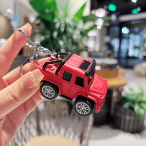 Roter Offroad Auto Schlüsselanhänger Detailansicht, Metall Schlüsselring Anhänger.