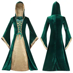 Détail de robe médiévale en velours vert à capuche avec motif cachemire doré et laçage avant.
