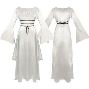 Détail de robe longue à manches longues de style vintage médiéval avec ourlet irrégulier.
