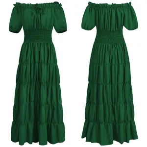 Detalle del vestido de cosplay medieval verde con diseño de hombros descubiertos y volantes.