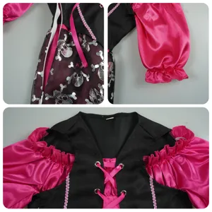 Detalle de vestido de disfraz de pirata rosa para niños, perfecto para fiesta de Halloween.
