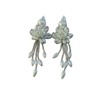 Elegant pearl flower tassel hair clip, shimmering white side clip for women and girls.