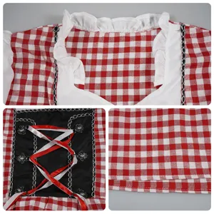 Nahaufnahme des rot-weiß karierten Cosplay-Kostüms, mit filigranen Rüschen und dekorativen Bändern.