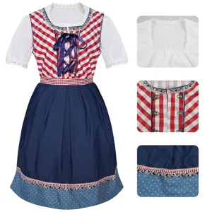 Detailansicht des traditionellen bayerischen Dirndls mit rotem Karo-Mieder und blauem Rock.
