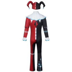 Vista dettagliata del costume cosplay da giullare rosso e nero con cappello e colletto.