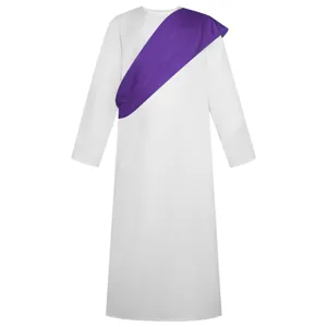 Vue détaillée de la robe de costume blanche avec une écharpe diagonale violette distinctive.