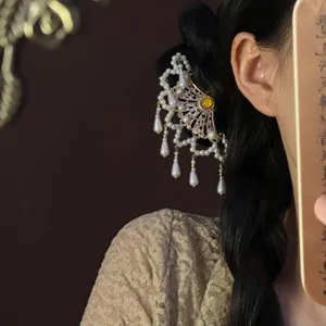 Vue détaillée de l'épingle à cheveux éventail avec perles et pampilles pour coiffure élégante.