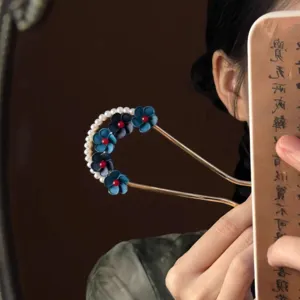 Magnifique vue de détail d'une épingle à cheveux chinoise en U avec des perles.