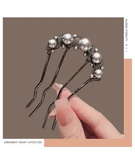 Detailed view of the elegant four-tooth U-shaped hair fork adorned with pearls and rhinestones.