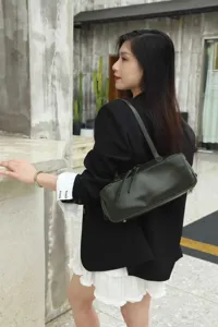 Minimalist vegetable-tanned cowhide boston shoulder bag detail, stylish women daily handbag.