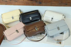 Mehrfarbige PU-Leder Retro Tofu Umhängetasche Schultertasche mit Metall-Drehverschluss.