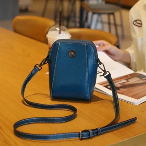 Sac bandoulière femme en cuir bleu foncé, petit sac téléphone élégant pour le quotidien.