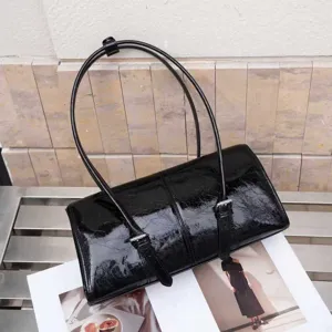 Borsa a spalla in pelle verniciata nera stropicciata dettaglio, borsa chic classica da donna.
