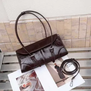 Borsa a tracolla marrone scuro in pelle effetto cocco con doppie cinghie e stile rétro chic.