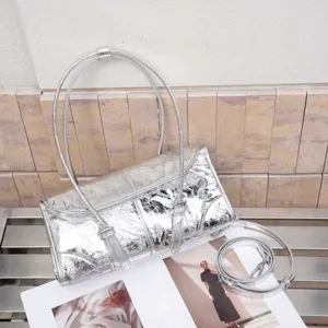 Borsa a tracolla argentata con texture crepata da donna, borsa sottobraccio retro.